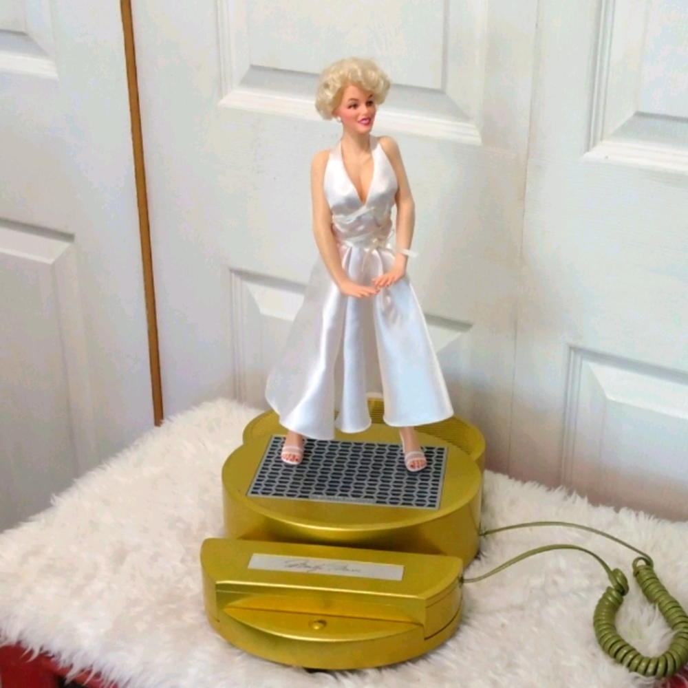 Marilyn Monroe Gold and White Collectible Figurine and phone.  Has demo mode.